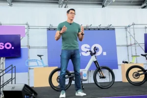 Rivian lancia finalmente le sue e-bike dopo mesi di attesa e ritardi.