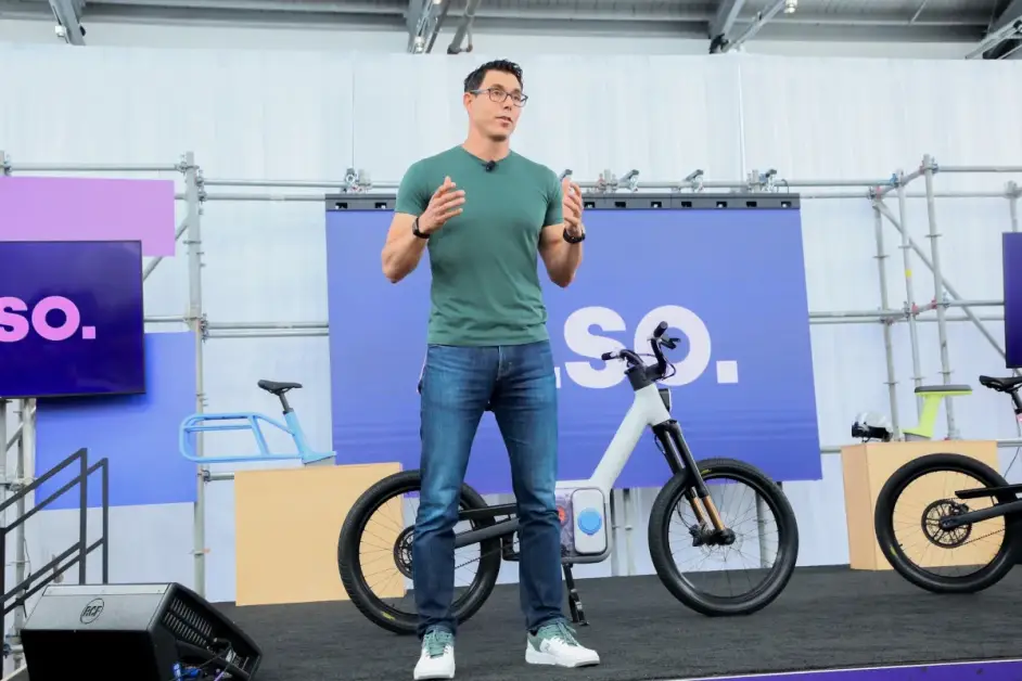 Rivian lancia finalmente le sue e-bike dopo mesi di attesa e ritardi.