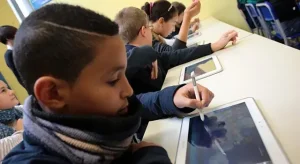 Limite del 30% di alunni stranieri in classe: la sfida del piano Valditara.