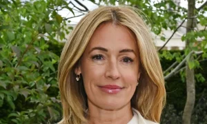Cat Deeley: look autunnale chic con comodi jeans a palazzo e camicia leggera.