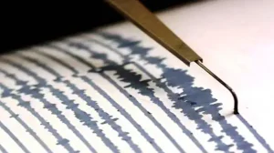 Fondi urgenti per riparare 17 scuole danneggiate dal terremoto nei Campi Flegrei, Napoli.