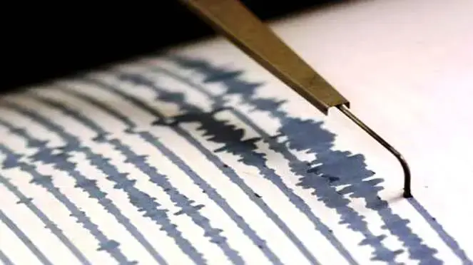 Fondi urgenti per riparare 17 scuole danneggiate dal terremoto nei Campi Flegrei, Napoli.