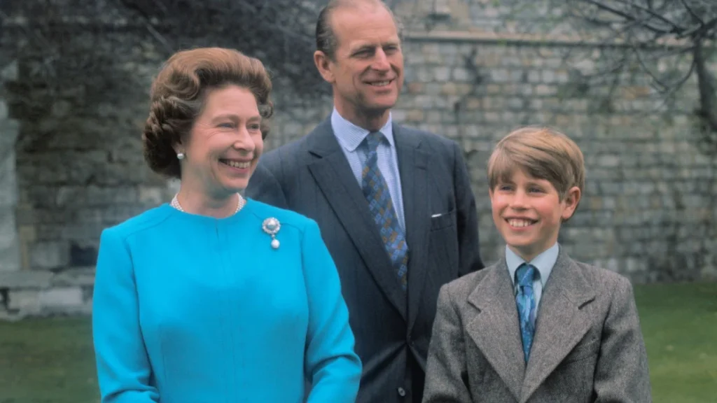 Elisabetta II conforta il compagno di scuola spaventato di Edoardo durante la visita a Sandringham.