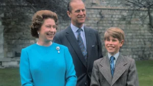 Elisabetta II conforta il compagno di scuola spaventato di Edoardo durante la visita a Sandringham.
