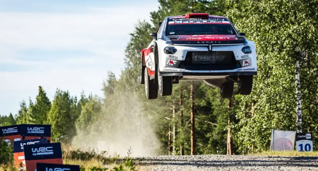 Lancia Corse HF conferma il proprio potenziale sugli sterrati del leggendario Rally Finland