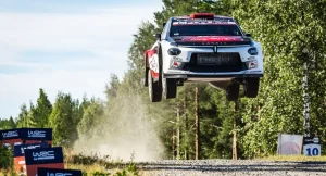 Lancia Corse HF conferma il proprio potenziale sugli sterrati del leggendario Rally Finland
