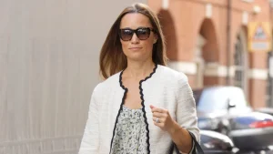 Pantaloni bianchi di Pippa Middleton: un’alternativa leggera e accattivante al denim.