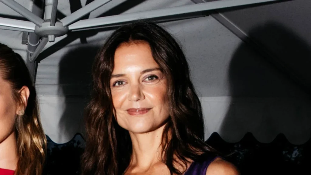 Katie Holmes’ bold outfit: purple dress and red shoes make a stunning color clash