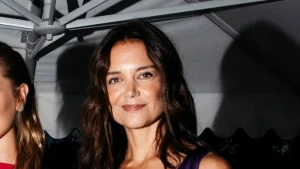 Katie Holmes’ bold outfit: purple dress and red shoes make a stunning color clash