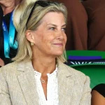 Sophie Duchessa anticipa il trend autunnale 2026 con eleganti pantaloni verde oliva.