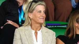 Sophie Duchessa anticipa il trend autunnale 2026 con eleganti pantaloni verde oliva.