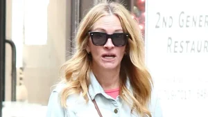 Julia Roberts riporta in vita un modello Birkenstock dimenticato: meglio delle classiche Arizona e Boston.
