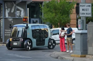 Robotaxi: due strade divergenti per il futuro della mobilità innovativa.