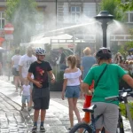 Sistemi irrigatori di acqua piovana sui tetti possono raffreddare città in via di riscaldamento, secondo studio.