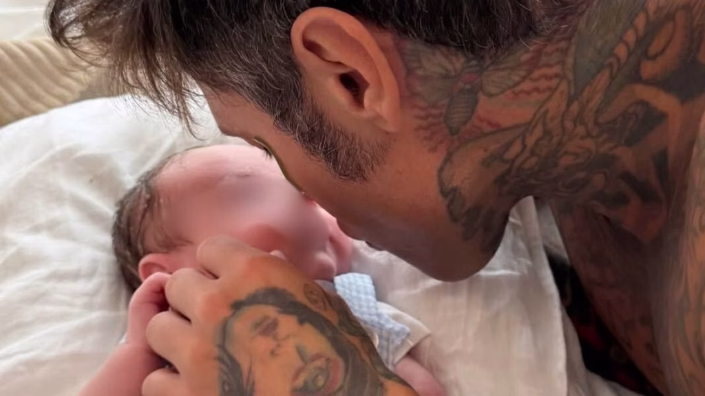 Fedez condivide foto di Edoardo: Leone e Vittoria ancora coperti, motivo?