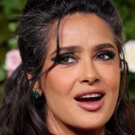 Salma Hayek, l’iconica diva di Hollywood, compie 60 anni: il fascino dagli anni Novanta