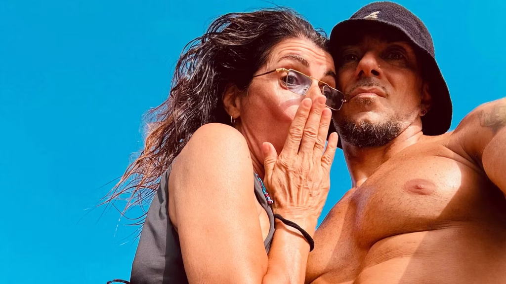Titolo: “Un’esplosione di amore estivo: Giorgia ed Emanuel catturati dalle foto più romantiche”