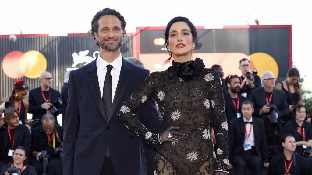 Venezia 83: il misterioso fidanzato di Levante che conquista il Lido in bellezza