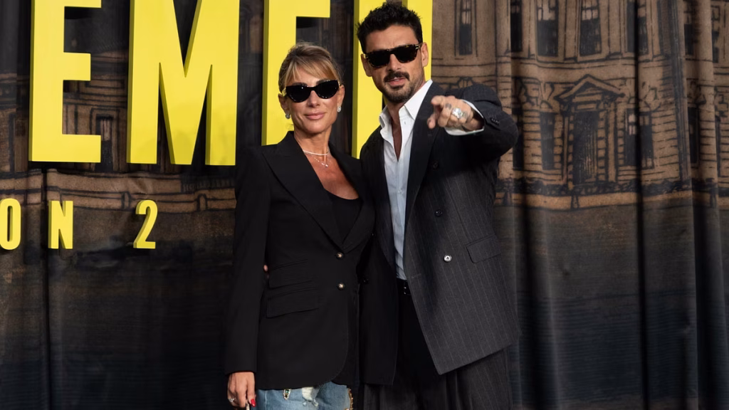 Michele Morrone e bionda misteriosa al red carpet londinese: chi è la misteriosa compagna?
Titolo: “Michele Morrone al red carpet di Londra con una misteriosa presenza”