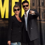 Michele Morrone e bionda misteriosa al red carpet londinese: chi è la misteriosa compagna?
Titolo: “Michele Morrone al red carpet di Londra con una misteriosa presenza”
