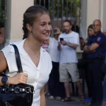 Leonor di Spagna all’università con camicia bianca, sneakers e treccia a spiga: debutto elegante.