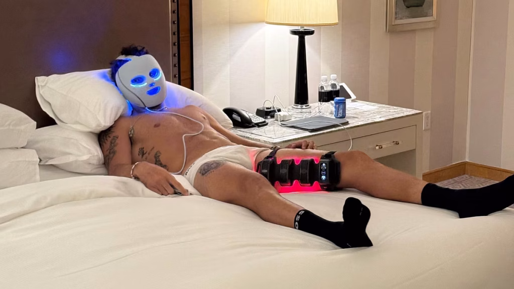 Matteo Berrettini sperimenta la terapia della luce con una strana maschera LED: benefici e curiosità