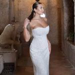Il look di Chanel Totti alle nozze di Ilary Blasi e Bastian Muller: eleganza e stile.
