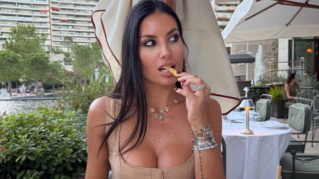 Settembre intimo di Elisabetta Gregoraci: dalla cena al mare, un momento social con Kafka.