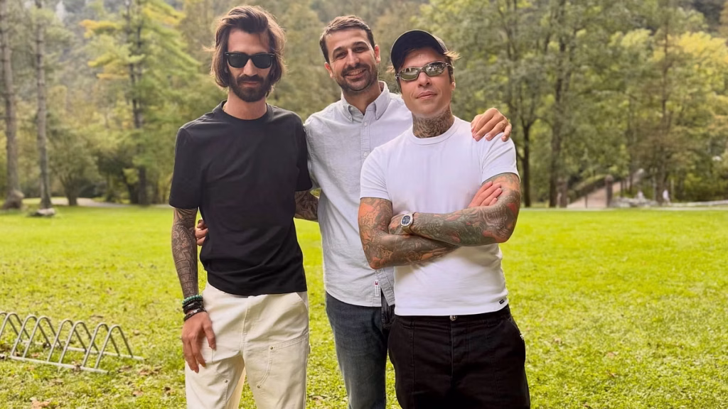 Fedez in fuga in montagna con la famiglia: sorpresa la comparsa di Leonardo Maria Del Vecchio.