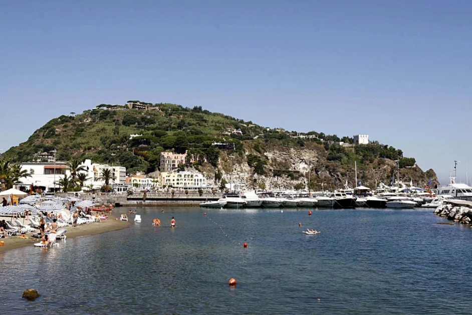 Esplora il Vino sott’acqua di Ischia: l’affinamento nei fondali vulcanici dell’isola.