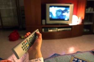 Caldo estivo spinge ascolti tv notturni: quasi 3 milioni ad agosto davanti allo schermo