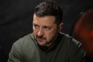 Il premier norvegese “L’aereo di Zelensky sfiorato da un drone mentre stava per decollare”