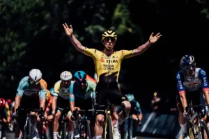 Brennan cala il poker e vince la sedicesima tappa della Vuelta 2026, Mas sempre in rosso