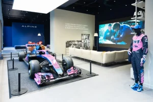 Alpine inaugura gli spazi Atelier di Milano alla presenza del team F1 e Briatore