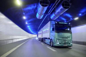 Volvo Trucks, nuovo camion elettrico da 80 tonnellate con maggiore autonomia