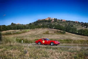 Ferrari Cavalcade Classiche 2026, 75 equipaggi sulle sponde del Lago di Garda