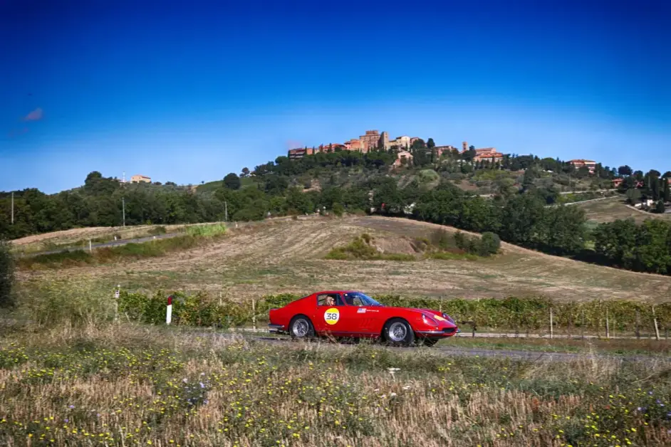 Ferrari Cavalcade Classiche 2026, 75 equipaggi sulle sponde del Lago di Garda