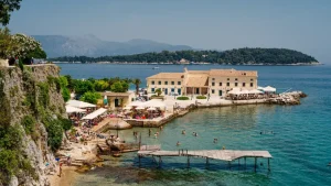 Corfù: l’autrice Anastasia Miari svela il fervido panorama gastronomico e i vantaggi della primavera.