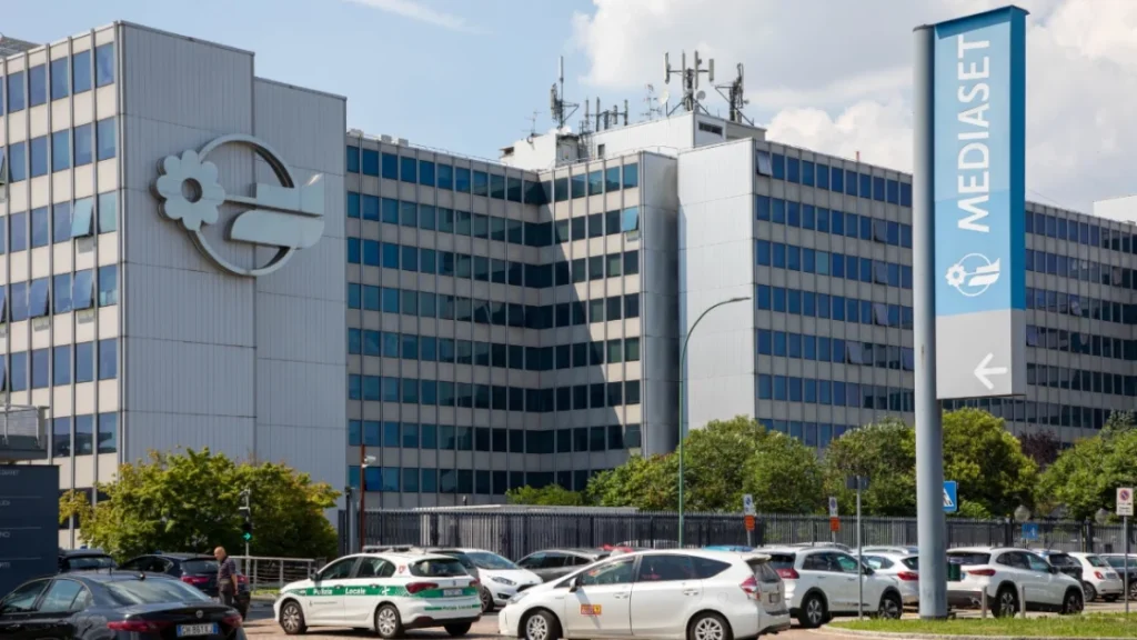Donna cade dall’edificio Mediaset: attimi di panico a Cologno Monzese.