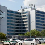 Donna cade dall’edificio Mediaset: attimi di panico a Cologno Monzese.