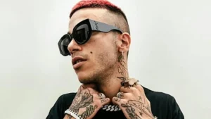 Sfera Ebbasta a San Siro: polemiche per la presenza di dieci ragazze sul palco.