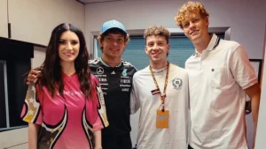 Laura Pausini, la gaffe: pubblica foto modificata con Kimi Antonelli e Jannik Sinner, ma trapela l’originale.