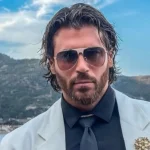 Can Yaman sul set di Bro con i manager: riprese in corso!