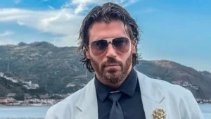Can Yaman sul set di Bro con i manager: riprese in corso!
