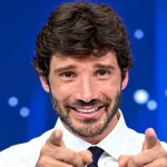 Affari Tuoi, gli autori dicono NO a De Martino: “Non puoi indossarlo in TV”
