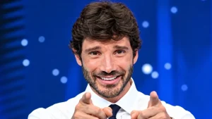 Affari Tuoi, gli autori dicono NO a De Martino: “Non puoi indossarlo in TV”