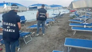 La Guardia di Finanza scopre stabilimento balneare abusivo nel Cosentino, una denuncia