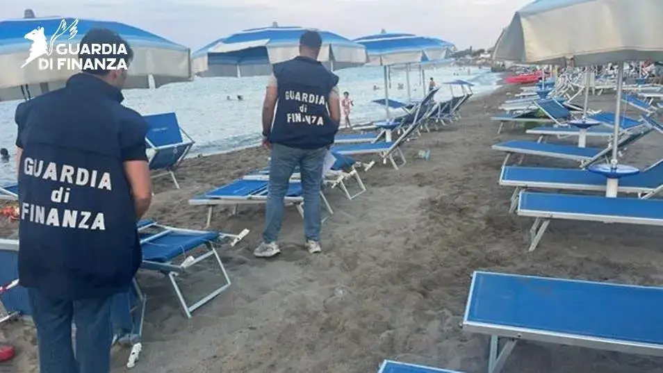 La Guardia di Finanza scopre stabilimento balneare abusivo nel Cosentino, una denuncia