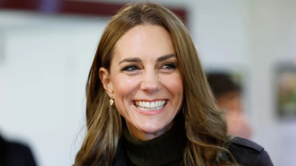 Il miglior look autunnale di Kate Middleton: trench coat marrone, stivali Chelsea e maglia oliva.
