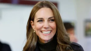 Il miglior look autunnale di Kate Middleton: trench coat marrone, stivali Chelsea e maglia oliva.
